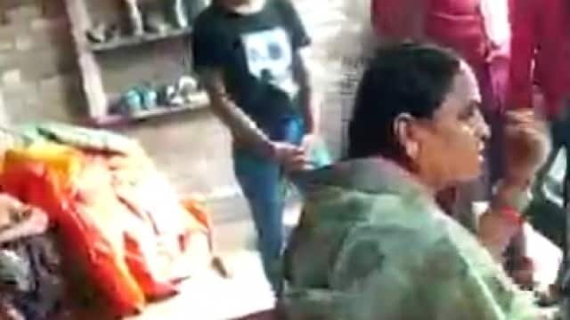 गुना में वोट के बदले दौगुने नोट मांगती नजर आई भाजपा नेता 1 mp 1 गुना में वोट के बदले दौगुने नोट मांगती नजर आई भाजपा नेता