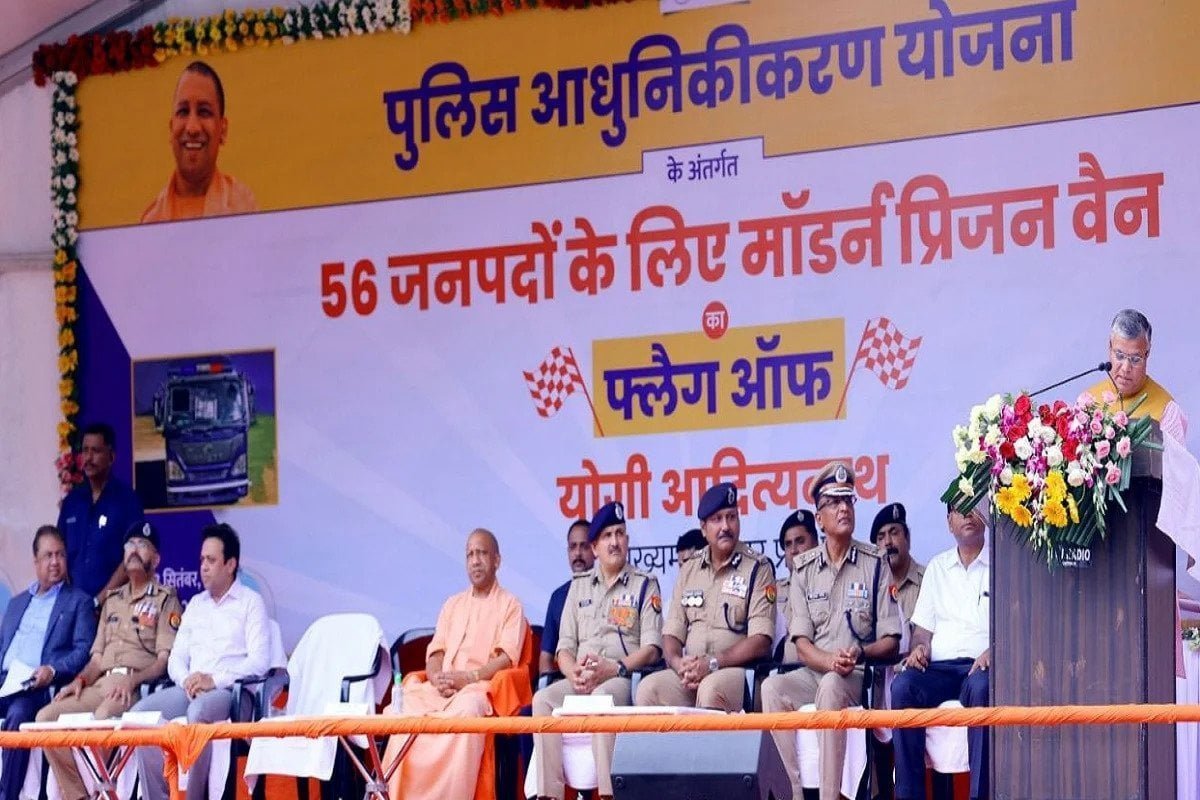 police 3 CM योगी आदित्यनाथ ने 56 जिलों के लिए मॉर्डन प्रिजन वैन का किया शुभारंभ