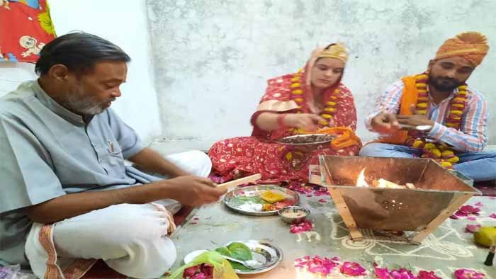 rubina बरेली: तीन तलाक पीड़िता रुबीना ने दिया जवाब, हिंदू बन रचाई शादी, लिए सात फेरे