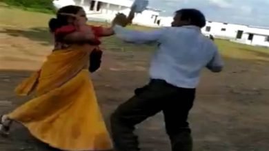 shikshika 1 शिक्षिका ने क्‍लर्क को मारा जोरदार थप्‍पड़, पब्लिक स्‍कूल का वीडियो वायरल
