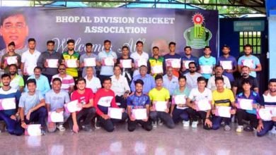 Bhopal Sports: बीडीसीए अध्यक्ष ध्रुवनारायण सिंह ने सीनियर एवं जूनियर खिलाड़ियों को वितरित किये प्रशस्ति-पत्र