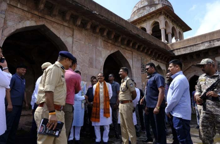 सीएम चौहान ने किया मांडव के महलों सहित अन्य स्थलों का निरीक्षण 1 3 jpeg 2 सीएम चौहान ने किया मांडव के महलों सहित अन्य स्थलों का निरीक्षण