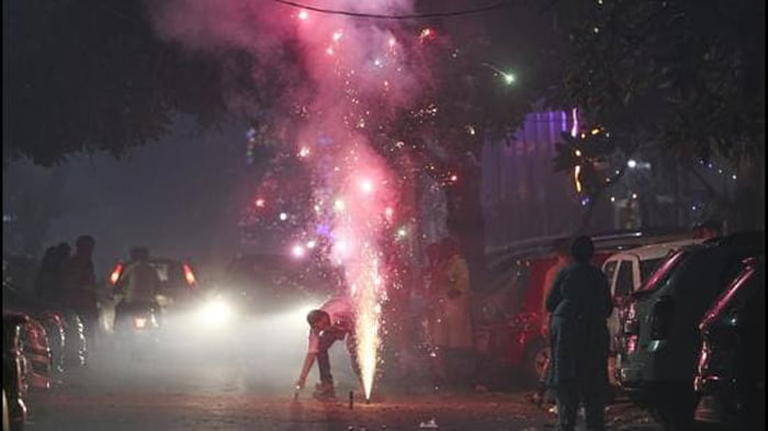 दिल्ली: पटाखे बैन का असर आया नजर, दिवाली पर आतिशबाजी में 30% कमी आई; AQI में दिखा बड़ा अंतर 1 atishbazi दिल्ली: पटाखे बैन का असर आया नजर, दिवाली पर आतिशबाजी में 30% कमी आई; AQI में दिखा बड़ा अंतर