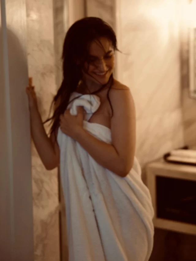 Elli Avram ने टोबिल Pic से इंस्टाग्राम पर लगाई आग