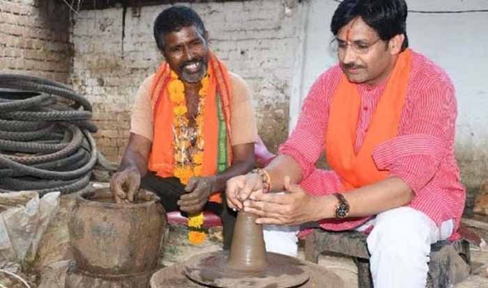 Badwani News : सांसद डॉ. सुमेर सिंह सोलंकी ने बनाए मिट्टी के दिए, इलेक्ट्रॉनिक मशीन देने का किया वादा 1 Badwani News