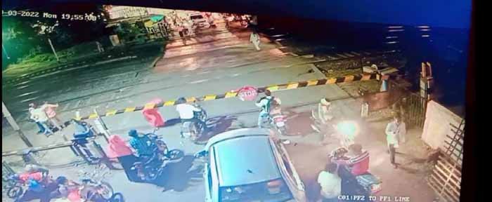 Khirkiya News: रेलवे क्रॉसिंग पर हुई बुजुर्ग की मौत, देखे वीडियो, कांग्रेस ने भाजपा पर लगाया विकास नहीं करने का आरोप 1 khirkiya raiway Khirkiya News: रेलवे क्रॉसिंग पर हुई बुजुर्ग की मौत, देखे वीडियो, कांग्रेस ने भाजपा पर लगाया विकास नहीं करने का आरोप