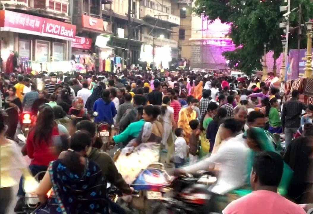 Indore News: महापौर पुष्यमित्र बोले - राजवाडा पर दीपावली तक छोटे दुकानदार व् ठेले वाले व्यापर कर सकेंगे 1 Indore News