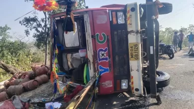 gas cylender gadi 1 Silwani News : गैस सिलेंडर से भरी गाड़ी पलटी, बाइक को लिया चपेट में, तीन घायल, रिफर