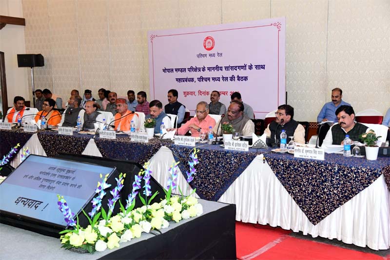 khirkiya 1 Khirkiya News : सांसद ने बैठक में खिरकिया रेल्वे स्टेशन की मांगो को उठाया, कहा- आगामी बैठक के पूर्व कराया जाए निराकरण