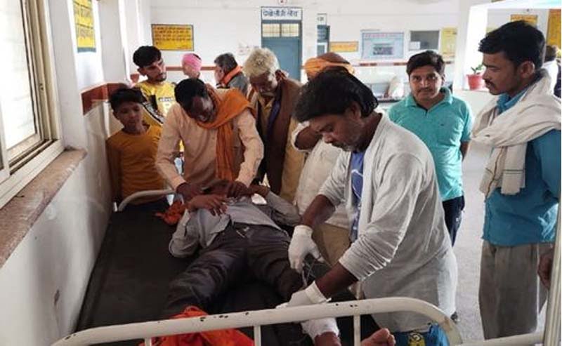 लापरवाही : स्वीपर ने डॉक्टर की एप्रिन पहन किया इलाज, घायल के पैर में लगाए टांके 1 shivpuri docto लापरवाही : स्वीपर ने डॉक्टर की एप्रिन पहन किया इलाज, घायल के पैर में लगाए टांके