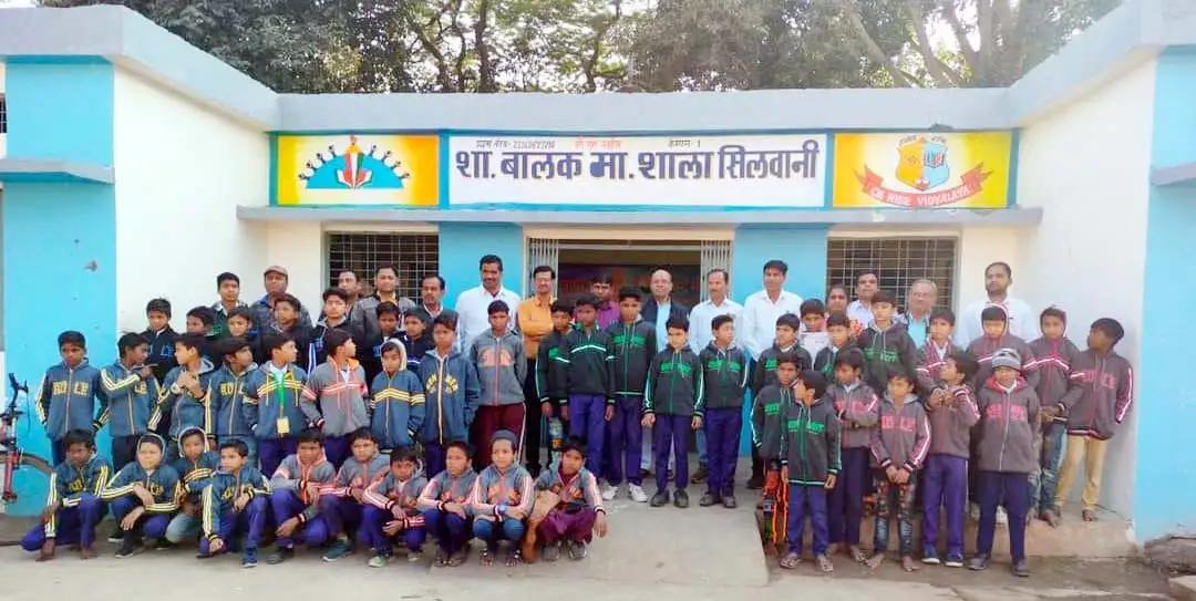 silwani me bate swetar 1 Silwani News : गरीब बच्चों को वितरित किया गया स्वैटर