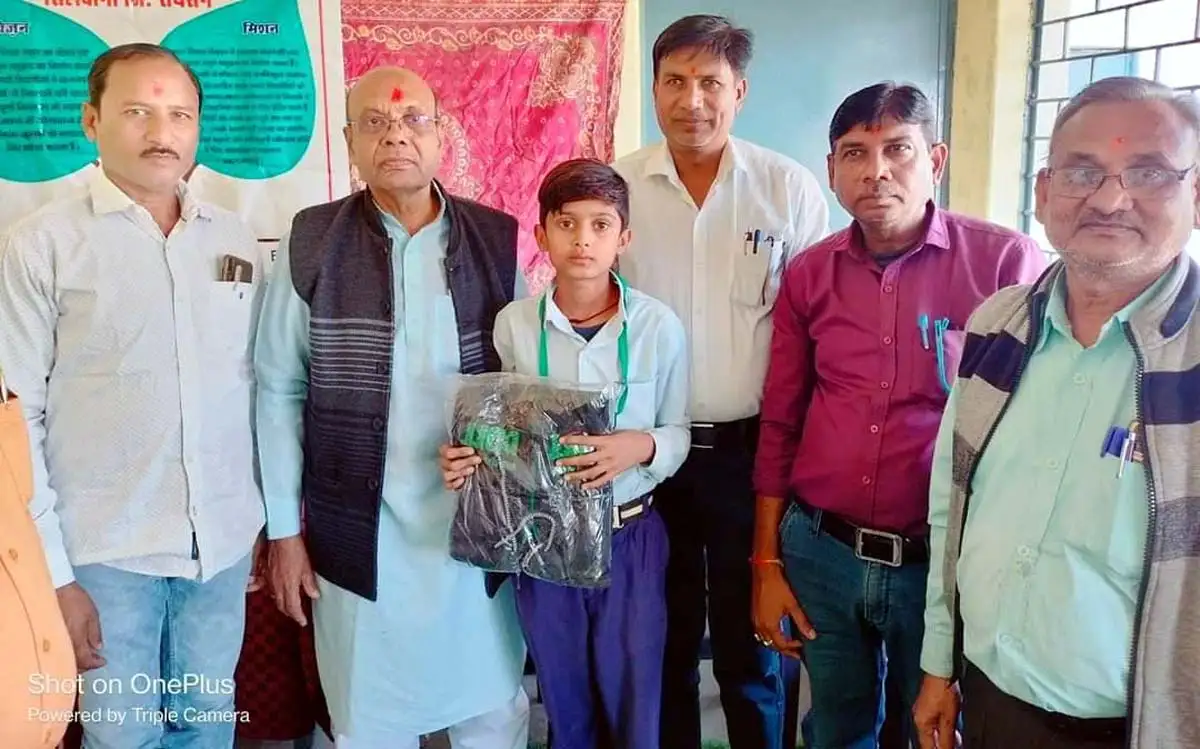 Silwani News : गरीब बच्चों को वितरित किया गया स्वैटर 1 silwani me bate swetar Silwani News : गरीब बच्चों को वितरित किया गया स्वैटर