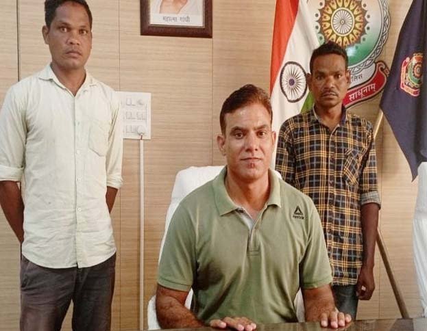 Raipur News: नक्सलियों का इलाज करने वाले दो लाख के इनामी डॉक्टर ने किया सरेंडर 1 7 Raipur News: नक्सलियों का इलाज करने वाले दो लाख के इनामी डॉक्टर ने किया सरेंडर
