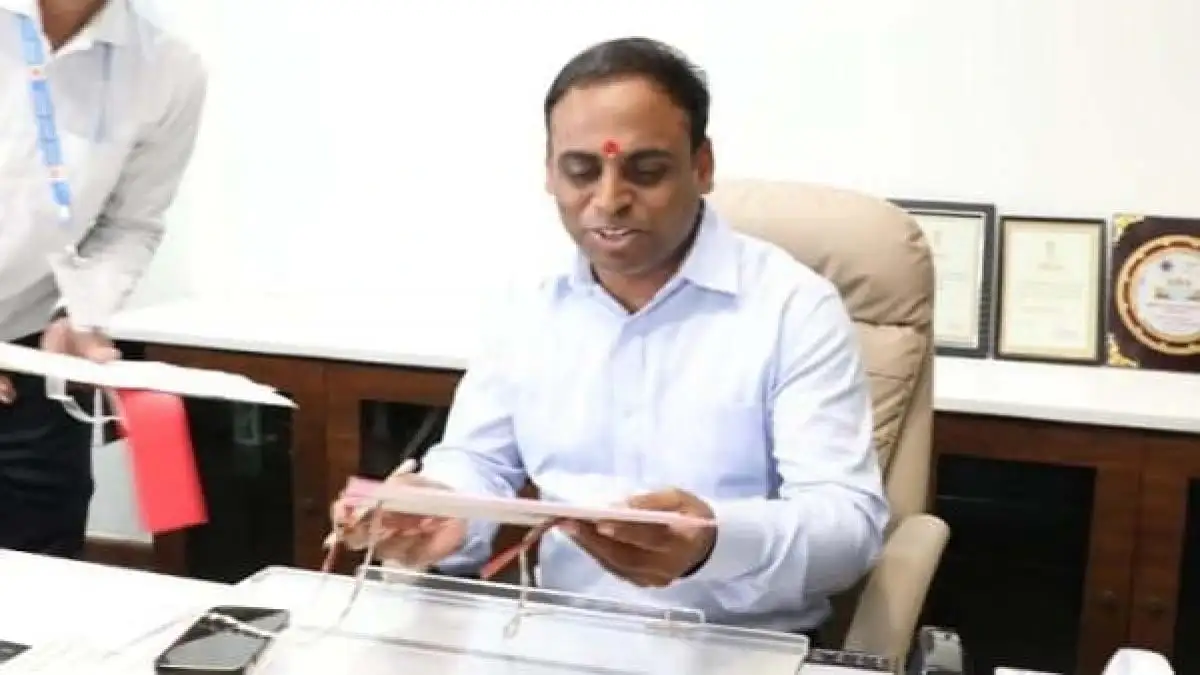 Latest MP News : महिला को इंदौर कलेक्टर ने वापस दिलाया घर 1 Illaiya T raja