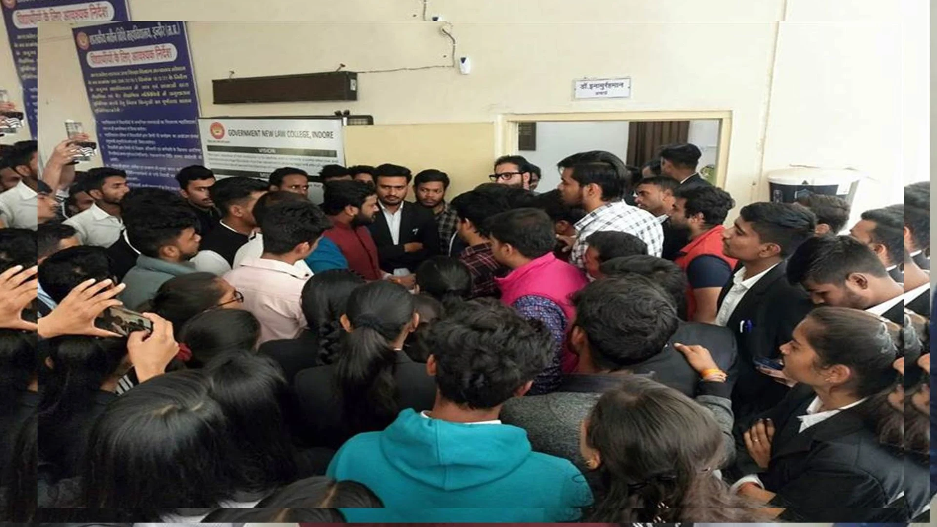 Indore News Indore News : प्रोफेसरों पर कॉलेज में धार्मिक कट्टरता फैलाने का आरोप, हंगामे के बाद किया छह को निलंबित