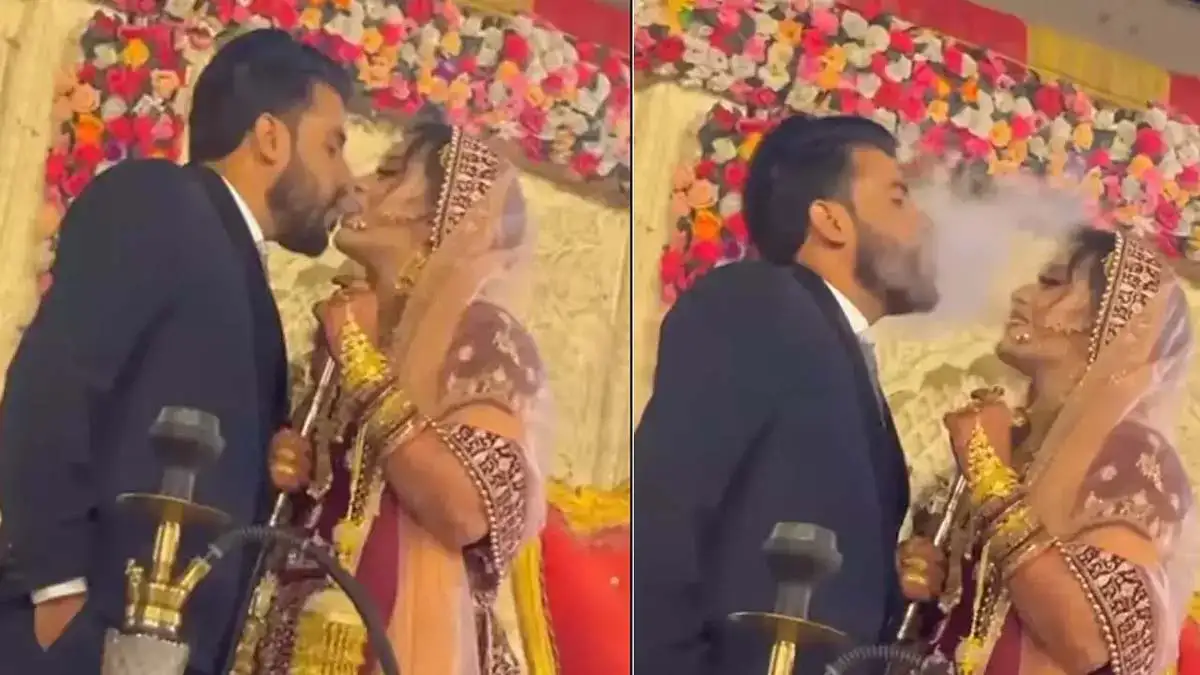 दुल्हा- दुल्हन ने बीच मंडप किया 'Hookah Kiss', चारों तरफ हुआ धुआं-धुआं, देखें वीडियो 1 hukka couple