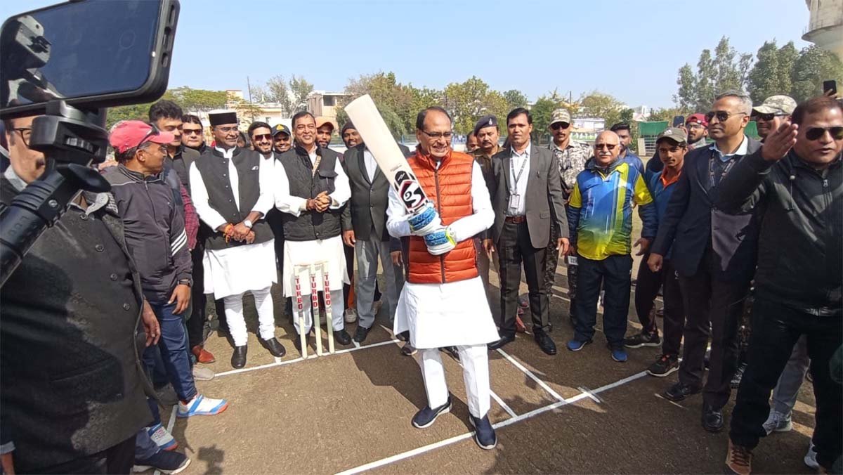 28th Inter Press Cricket Tournament : मुख्यमंत्री शिवराज सिंह ने ओल्ड कैंपियन पर बल्लेबाजी में हाथ दिखाए 1 CM shivraj batting