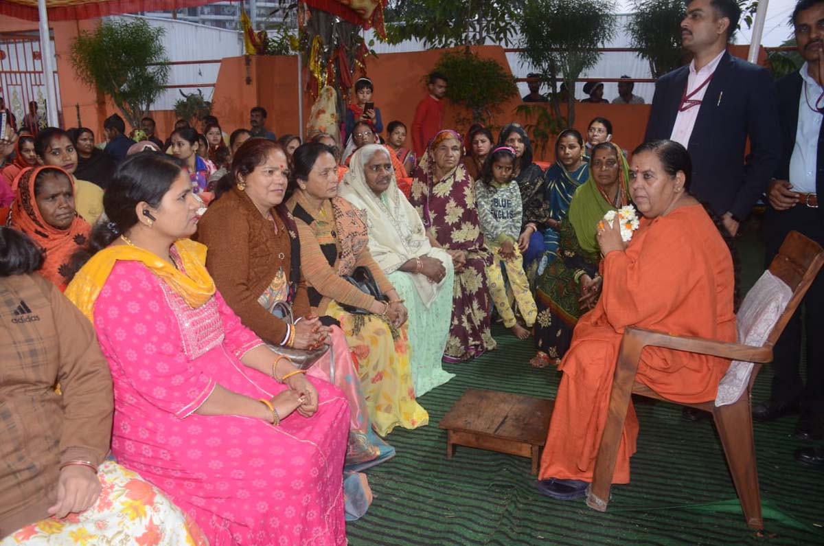 MP Breaking News : शराब नीति को लेकर उमा भारती ने लगाया पंचमुखी हनुमान मंदिर में फिर से डेरा 1 Uma bharti 1 MP Breaking News : शराब नीति को लेकर उमा भारती ने लगाया पंचमुखी हनुमान मंदिर में फिर से डेरा