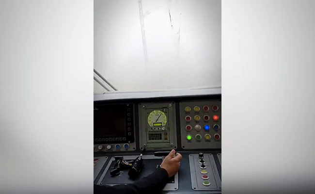 Viral Video: घने कोहरे के बीच पटरियों पर दौड़ती दिखी Vande Bharat Express ट्रेन 1 Vande Bharat Express Viral Video