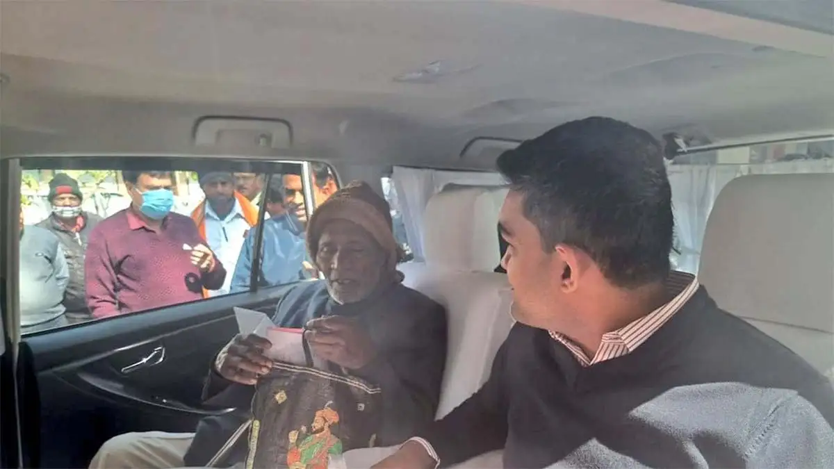 MP News : धार कलेक्टर खुद छोड़ने गए वृद्ध को घर, घंटे भर भी की बातें 1 Dhar Collector