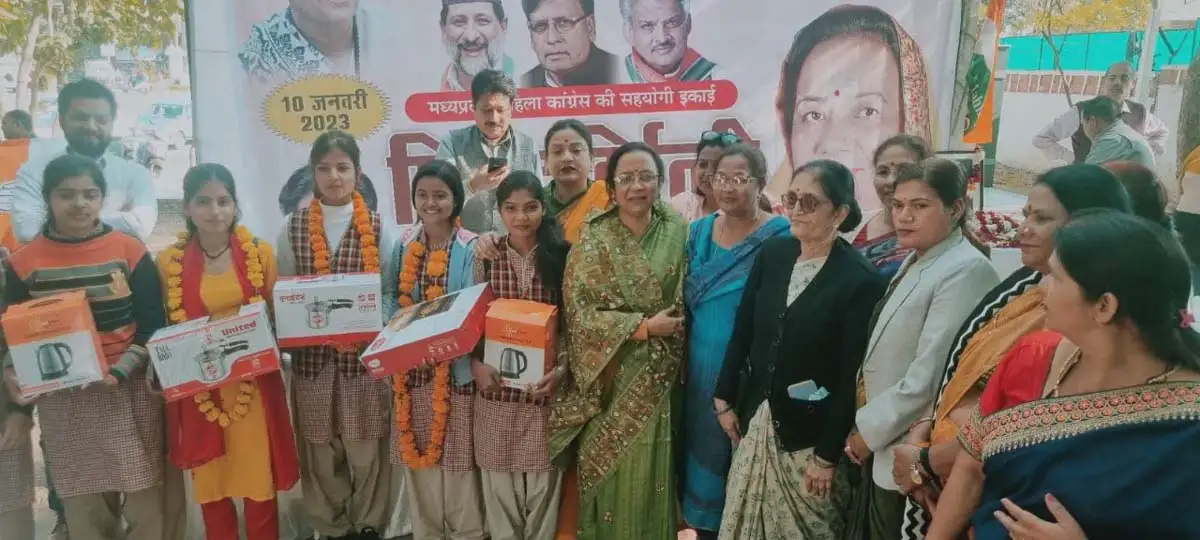 MP News : महिला कांग्रेस ने आयोजित की रंगोली प्रतियोगिया, विजेताओं को करा पुरस्कृत 1 vibha patel