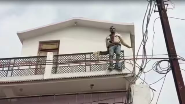चोर मचाय शोर : बिजली चोरी करते रंगेहाथ पकड़ाया तो छत पर चढ़कर किया हाई वोल्टेज ड्रामा 1 Anuppur News