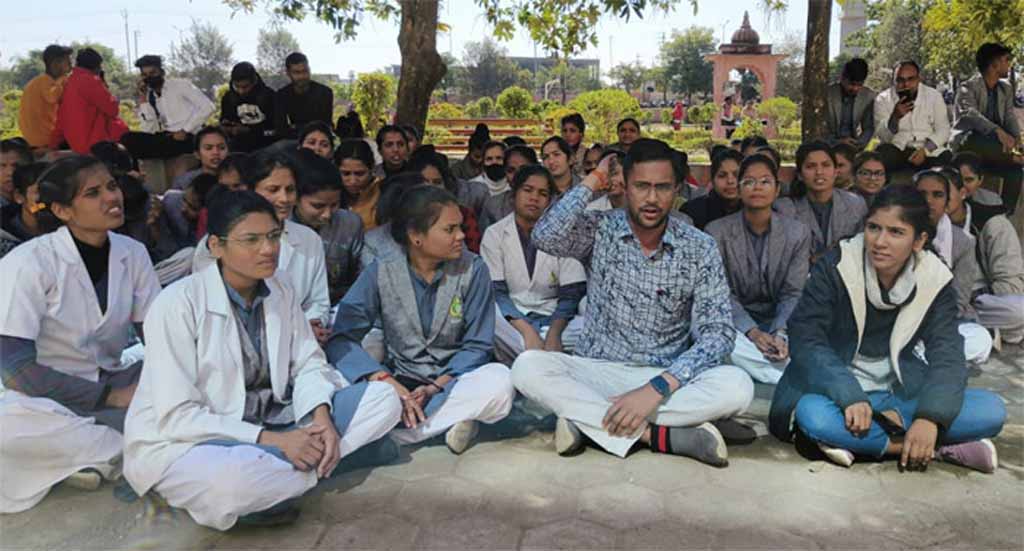 MP Breaking News : सेम नर्सिंग कॉलेज ने की नर्सिंग छात्र-छात्राओं के साथ धोखाधड़ी, कालेज संचालक के खिलाफ प्रदर्शन 1 sam college Nsui narsing student
