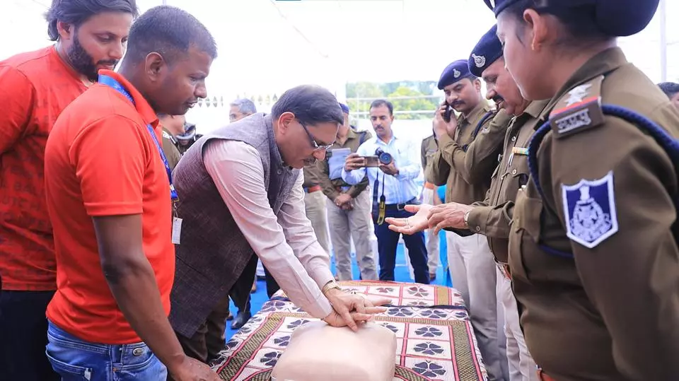 MP News : हार्ट अटैक आने पर कैसें दे CPR सीख रही पुलिस, डीजीपी हुए शामिल 1 CPR1