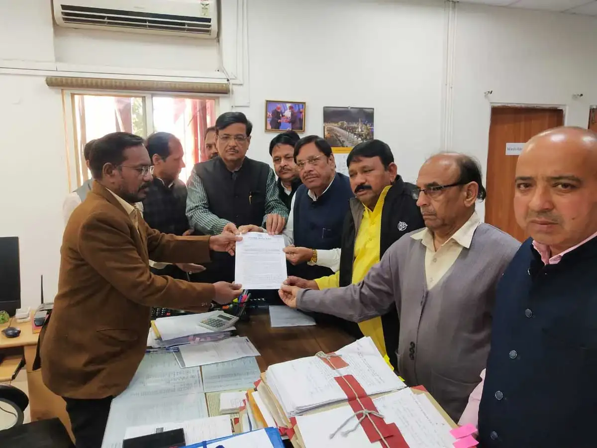 MP News : कांग्रेस प्रतिनिधि मंडल ने की निर्वाचन पदाधिकारी को शिकायत, इंदौर कलेक्टर को हटाने की मांग की 1 Congress Member