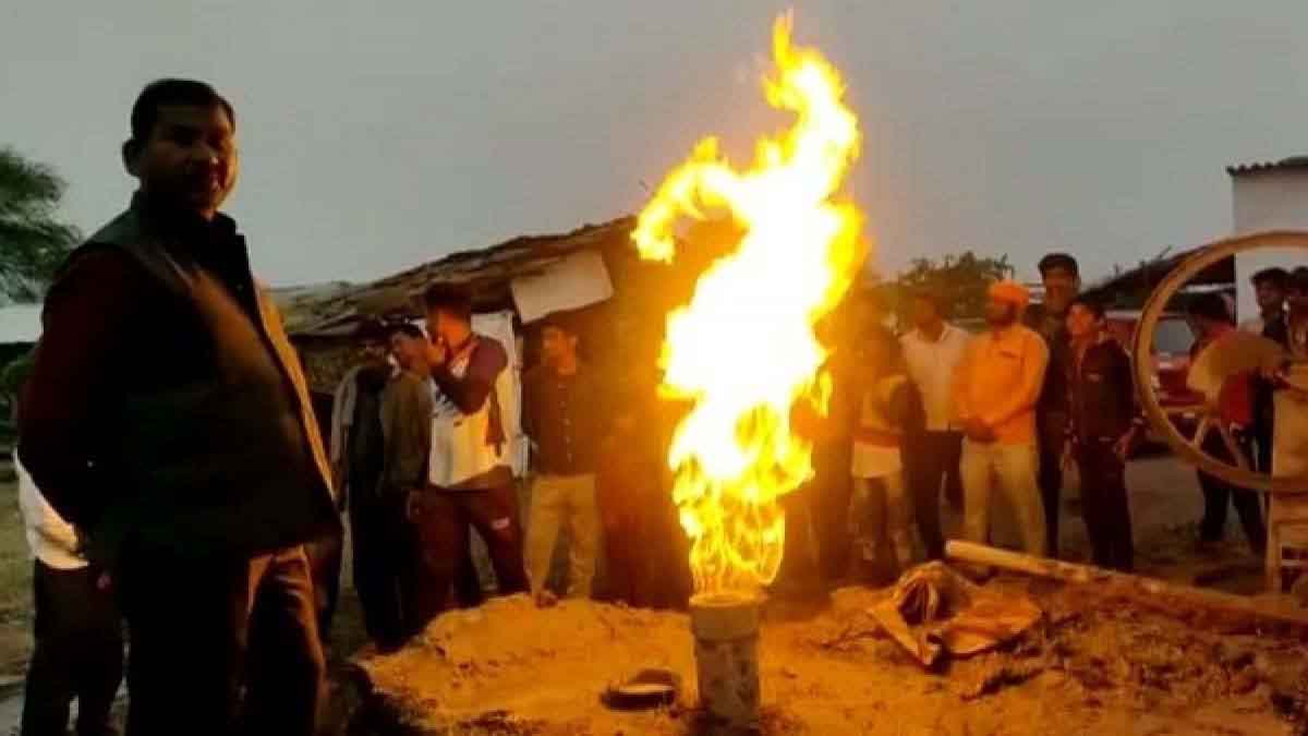 MP News: बोरिंग में पानी की जगह निकल आई ज्वलनशील गैस, धधक रहीं आग की लपटें 1 MP Sagar News