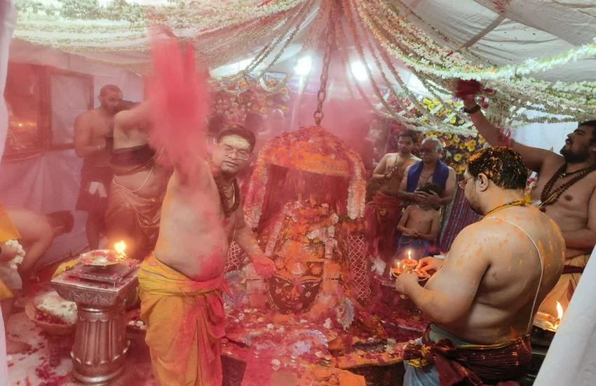 Ujjain Mahakal Holi: रंगों से सराबोर हुआ महाकाल, भस्मारती में बाबा को लगा गुलाल 1 Ujjain Mahakal Holi