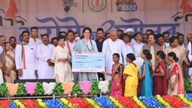 1681388597 63a5064b69c19577f002 Bharose ka sammelan : मुख्यमंत्री भूपेश बघेल एवं प्रियंका गांधी ने विभिन्न योजनाओं से लाभान्वित हितग्राहियों को किया सामग्री वितरण