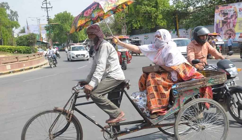 Viral Photo : तपती धूप में रिक्शा खींच रहा था शख्स, पीछे सवार महिला ने लगा दिया अपना छाता 1 Viral Photo