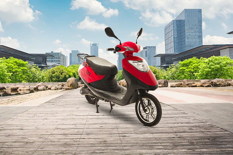 Ujaas eZy EV scooter: फोन के बजट में खरीदें 60km रेंज वाला इलेक्ट्रिक स्कूटर 1 Ujaas eZy EV scooter