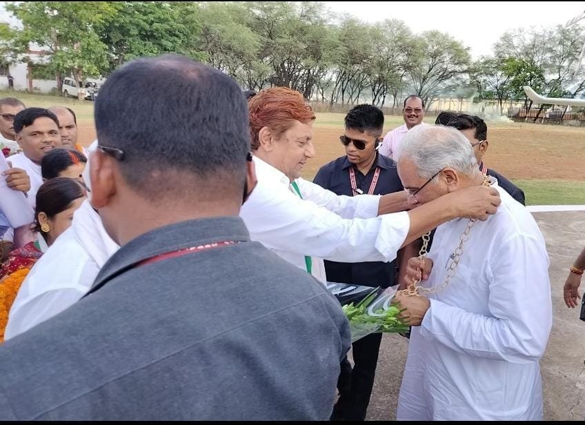 CG News : मुख्यमंत्री भूपेश बघेल का कवर्धा हेलीपेड पर आत्मीय स्वागत 1 10 CG News : मुख्यमंत्री भूपेश बघेल का कवर्धा हेलीपेड पर आत्मीय स्वागत