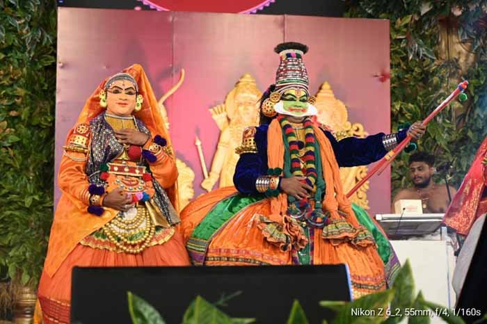 राष्ट्रीय रामायण महोत्सव के तीसरे दिन आज केरल से आए कलाकार दल ने पारंपरिक लोक वेशभूषा में प्रस्तुति दी 1 6 1 राष्ट्रीय रामायण महोत्सव के तीसरे दिन आज केरल से आए कलाकार दल ने पारंपरिक लोक वेशभूषा में प्रस्तुति दी