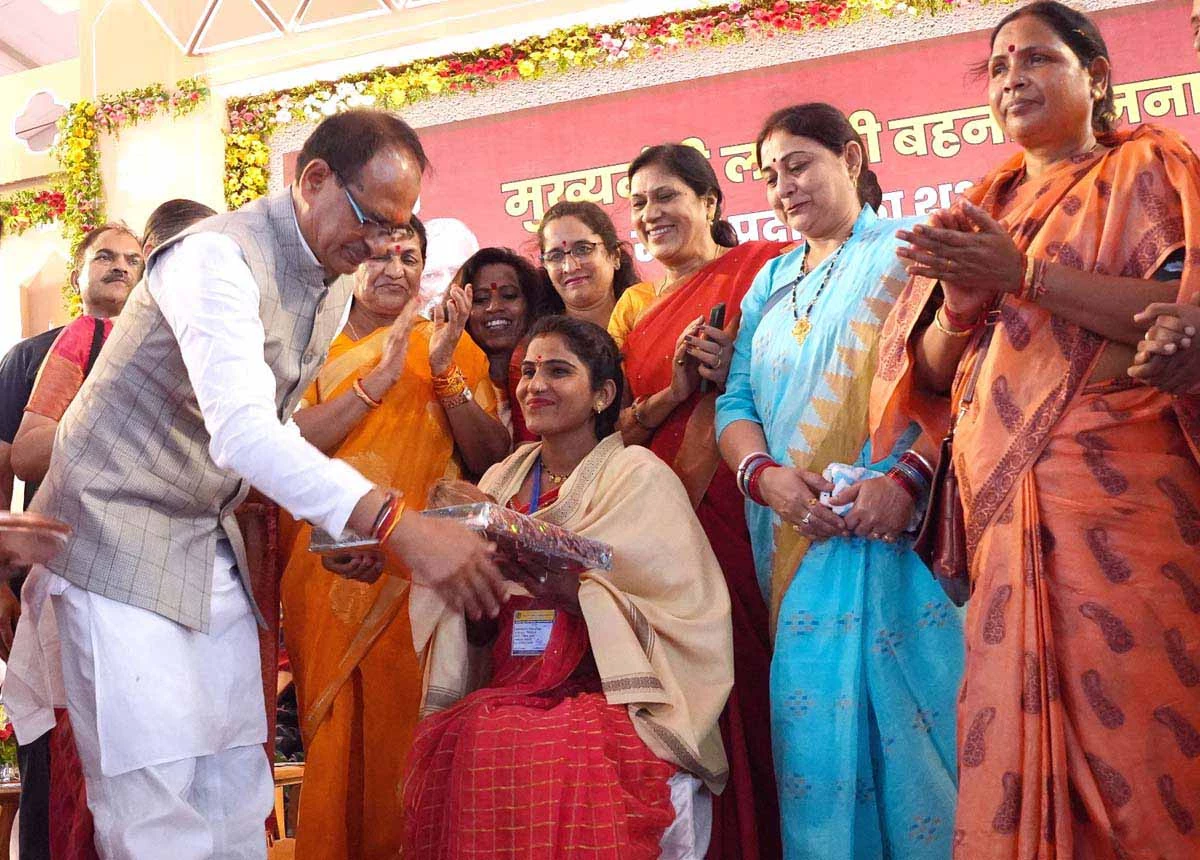 Ladli Behna Yojana11 Ladli Behna Yojana: CM शिवराज बोले - लाड़ली बहनों को मिलने वाली मासिक 1000 की राशि बढ़कर होगी 3000 रूपए