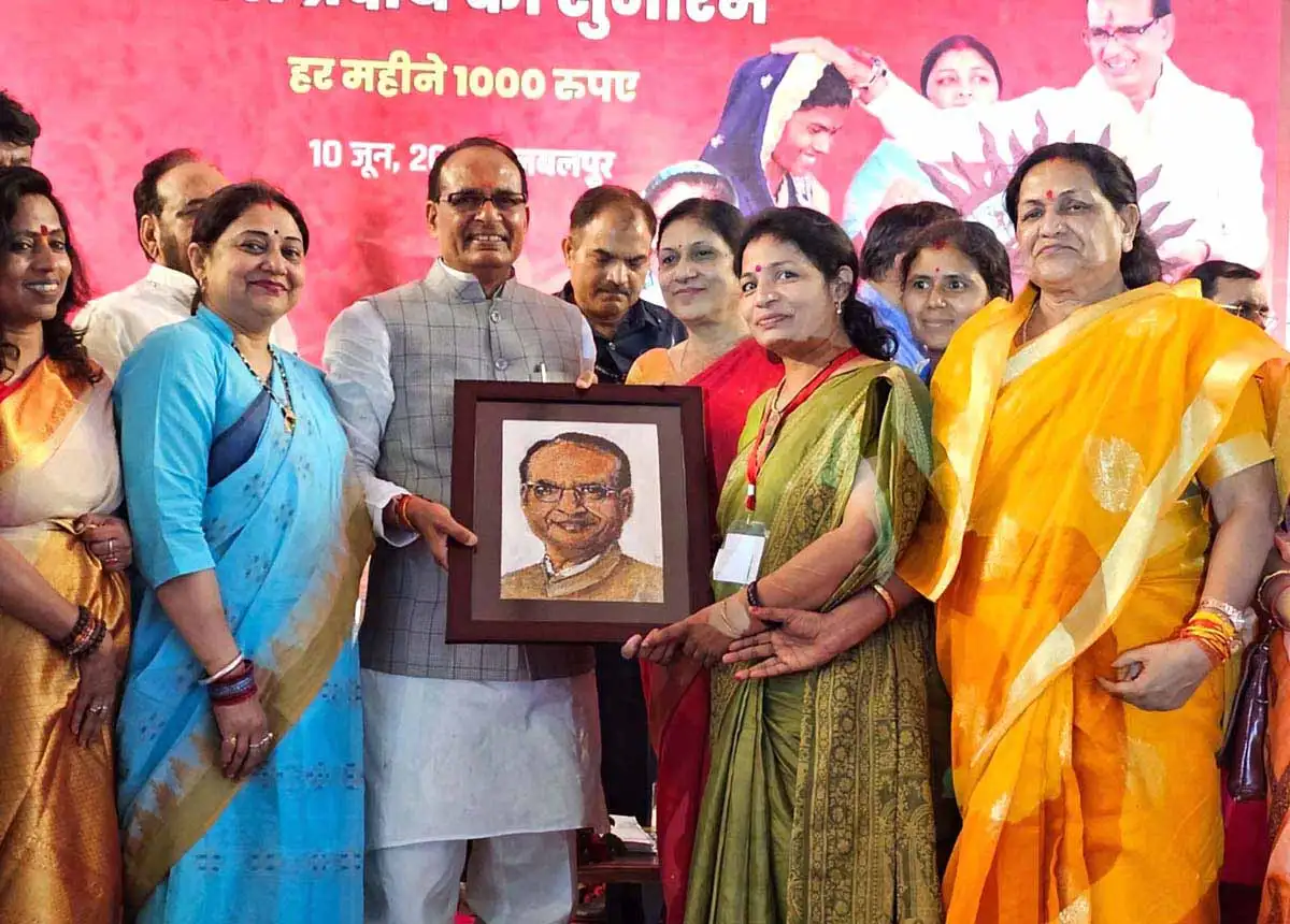 Ladli Behna Yojana4 Ladli Behna Yojana: CM शिवराज बोले - लाड़ली बहनों को मिलने वाली मासिक 1000 की राशि बढ़कर होगी 3000 रूपए
