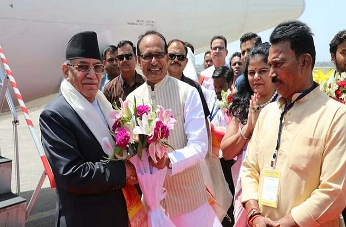 MP News: बाबा महाकाल के दर्शन के लिए पहुंचे नेपाल के पीएम पुष्प कमल, सीएम शिवराज ने की अगवानी 1 Nepali pm visit ujjain MP News: बाबा महाकाल के दर्शन के लिए पहुंचे नेपाल के पीएम पुष्प कमल, सीएम शिवराज ने की अगवानी