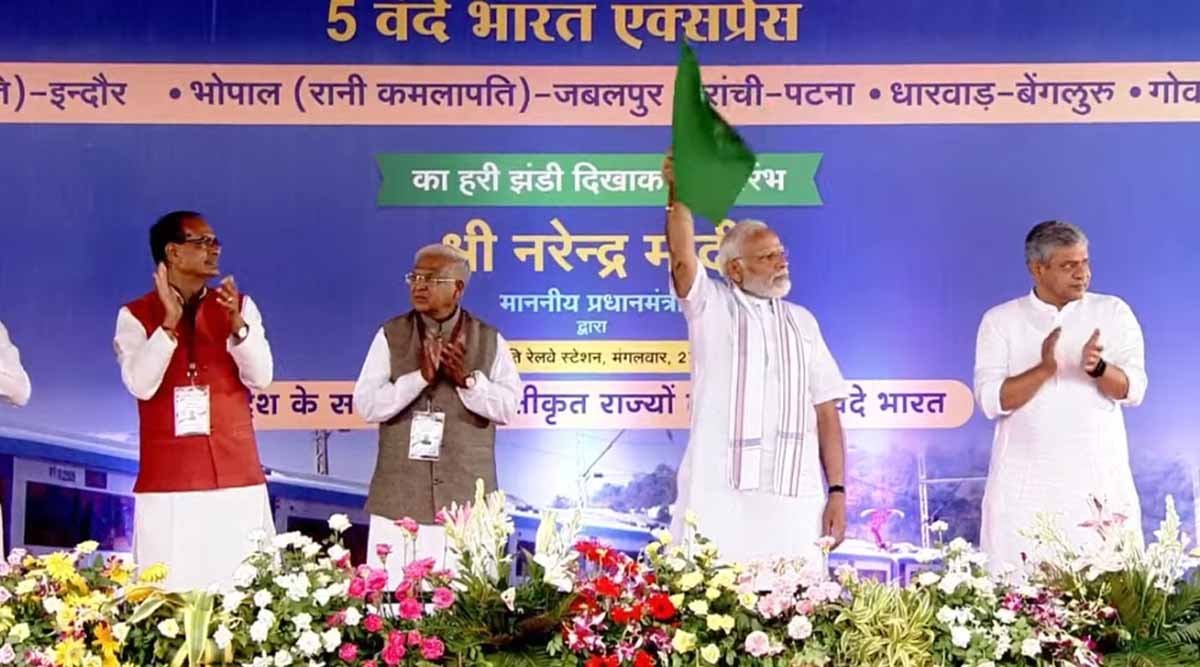 PM Modi in Bhopal: प्रधानमंत्री नरेंद्र मोदी ने रानी कमलापति स्टेशन से 5 वंदे भारत ट्रेन को हरी झंडी दिखाकर किया रवाना 1 modi jhandi PM Modi in Bhopal: प्रधानमंत्री नरेंद्र मोदी ने रानी कमलापति स्टेशन से 5 वंदे भारत ट्रेन को हरी झंडी दिखाकर किया रवाना