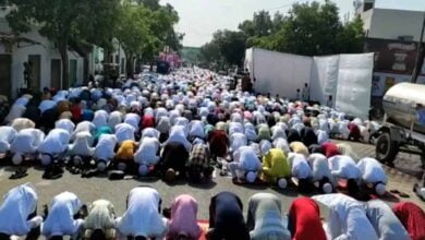 sadak par namaj National News: ईद-उल-अजहा से पहले मस्जिदों पर पुलिस ने चस्पा किए आदेश, सड़क पर नमाज अदा की तो होगी FIR