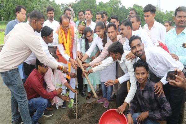 MP News: मुख्यमंत्री चौहान ने रोपे पीपल, कदम्ब और खिरनी के पौधे 1 MP News