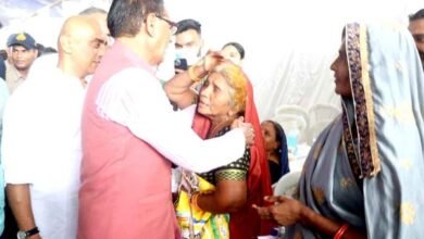 TN5 Bhopal230723100646 मुख्यमंत्री चौहान ने मेगा हेल्थ कैम्प का अवलोकन कर मरीजों से की चर्चा