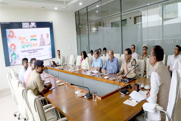 भव्य एवं विशाल तिरंगा यात्रा की बेहतर तैयारियाँ हों - मुख्यमंत्री चौहान 1 TN5 Bhopal130823031012 भव्य एवं विशाल तिरंगा यात्रा की बेहतर तैयारियाँ हों - मुख्यमंत्री चौहान