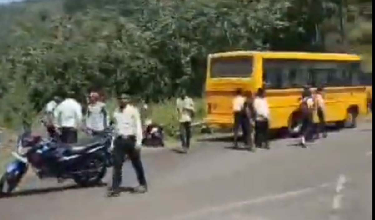 Indore News: जाम गेट के पास स्कूल बस पलटने से 15 बच्चे घायल और 1 बच्चे का कटा हाथ 1 indore hadsa Indore News: जाम गेट के पास स्कूल बस पलटने से 15 बच्चे घायल और 1 बच्चे का कटा हाथ