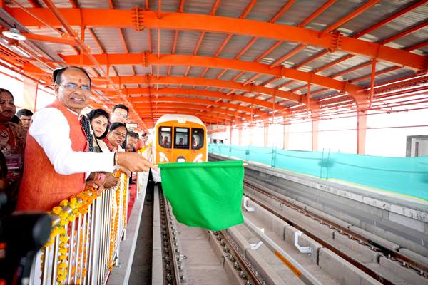MP News: मुख्यमंत्री चौहान ने भोपाल मेट्रो रेल के ट्रायल रन का किया शुभारंभ 1 shivraj in metro MP News: मुख्यमंत्री चौहान ने भोपाल मेट्रो रेल के ट्रायल रन का किया शुभारंभ