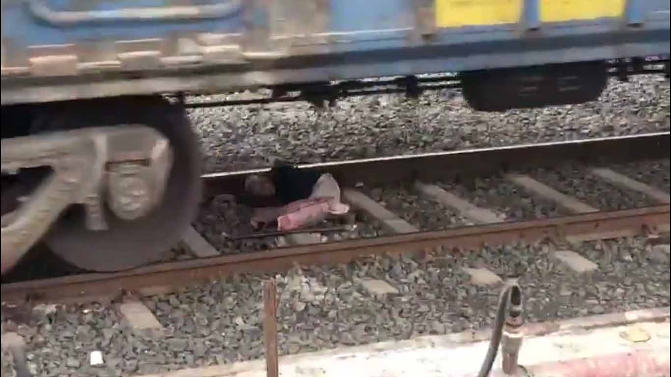 MP News: बुजुर्ग के ऊपर से निकल गई ट्रेन लेकिन नहीं आई खरोच तक, देखें वीडियो 1 train ke neeche bujurg MP News: बुजुर्ग के ऊपर से निकल गई ट्रेन लेकिन नहीं आई खरोच तक, देखें वीडियो