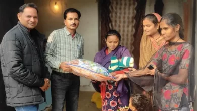 1 Raipur News: बेटी जन्म पर परियोजना निदेशक पंचायत हरिशंकर चौहान ने शुरू किया पुरस्कार किट वितरण