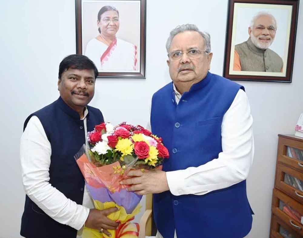CG News: विधानसभा अध्यक्ष व पूर्व मुख्यमंत्री रमन सिंह से वन मंत्री केदार कश्यप ने सौजन्य भेंट कर दी नववर्ष की बधाई 1 1 CG News: विधानसभा अध्यक्ष व पूर्व मुख्यमंत्री रमन सिंह से वन मंत्री केदार कश्यप ने सौजन्य भेंट कर दी नववर्ष की बधाई