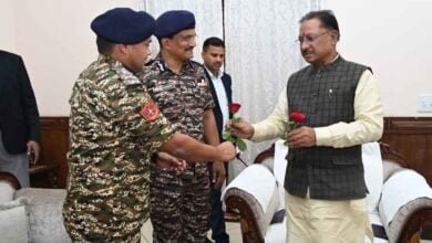 5 सीआरपीएफ के अतिरिक्त पुलिस महानिदेशक ने मुख्यमंत्री को नववर्ष की शुभकामनाएं दी
